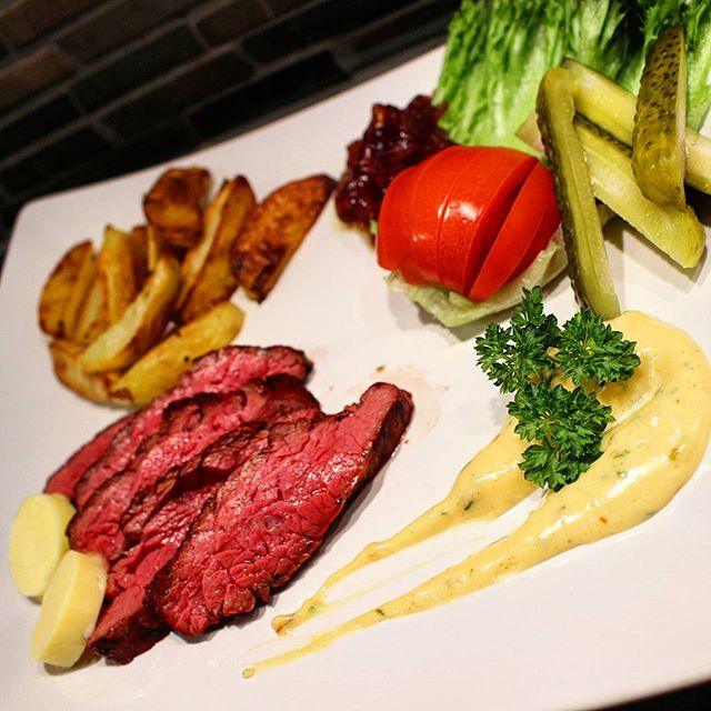 1169801_1560349120921749_656036781_n